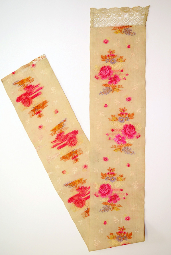 Wstążka z jedwabiu, kremowa, haftowana w bukiety kwiatów różowe, filetowe, brązowe i żółte