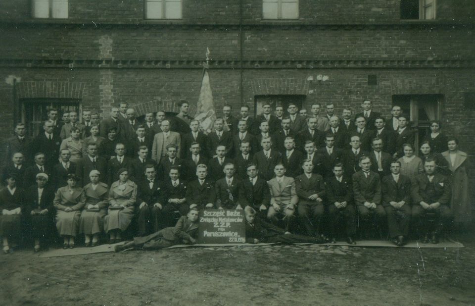 Fotografia zbiorowa, przedstawia 4 rzędy mężczyzn i kobiet. pośrodku sztandar Związku Zawodowego