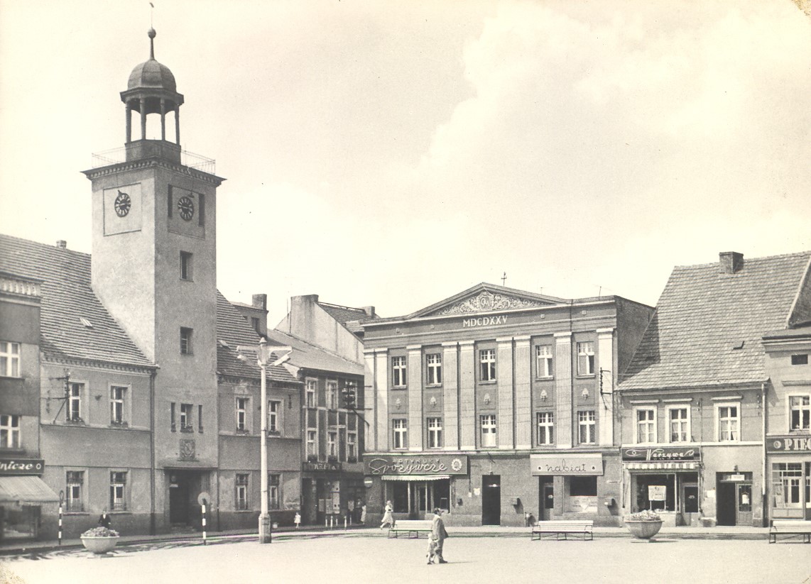 Fotografia czarno-biała przedstawia budynek Starego Ratusza w Rybniku