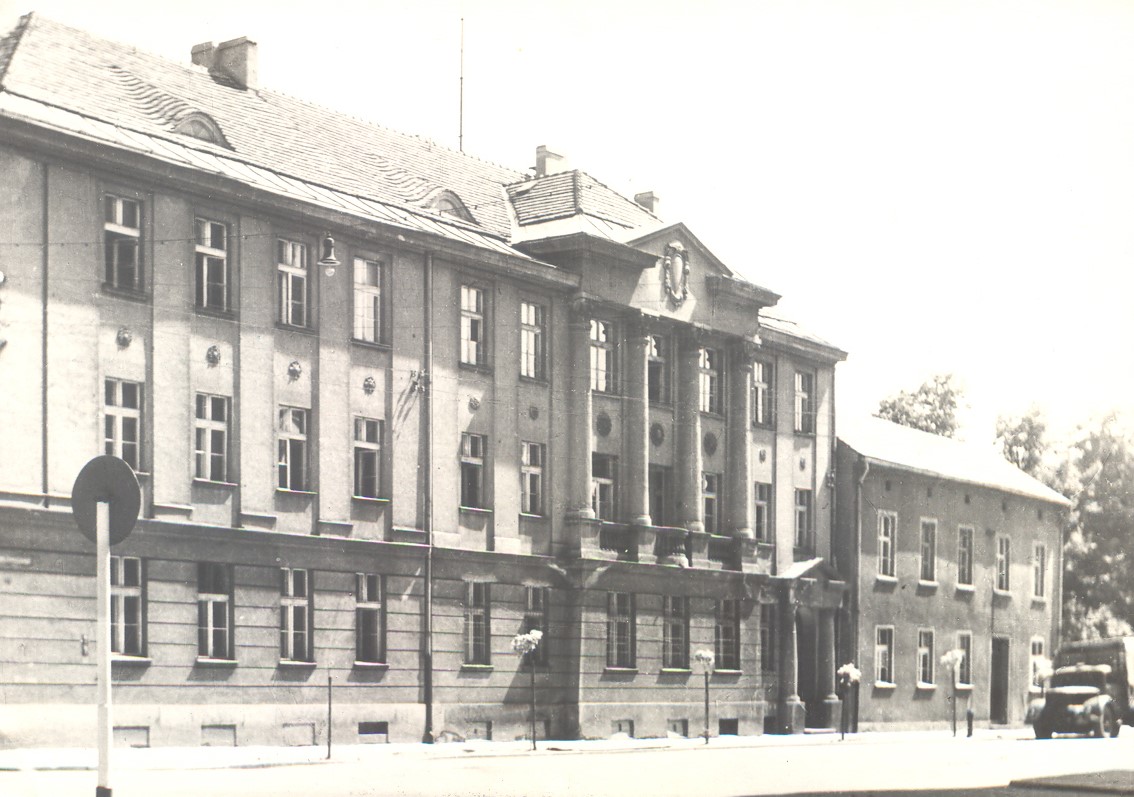 Fotografia czarno-biała budynku Ratusza w Rybniku