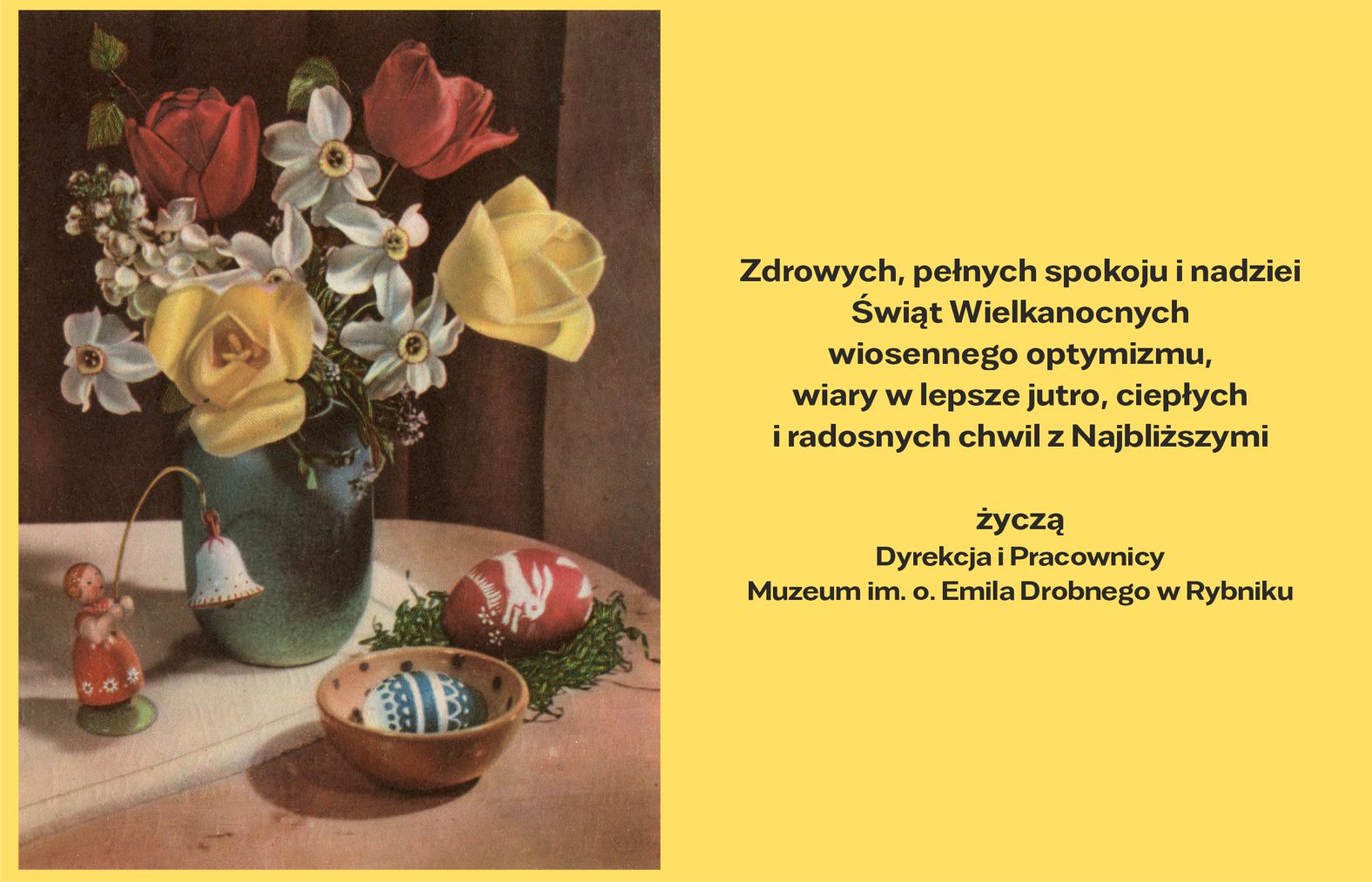 kartka pocztowa -wazon z wiosennymi kwiatami przed nim dwie pisanki