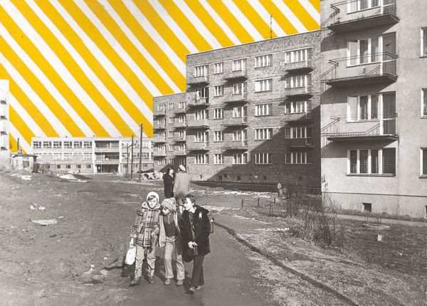 Fotografia - dzieci przed blokiem mieszkalnym