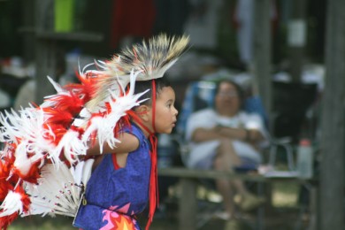 Uczestnik festiwalu powwow w rezerwacie Indian Munsee nad rzeką Thames, w południowej części prowincji Ontario w Kanadzie, czerwiec 2007